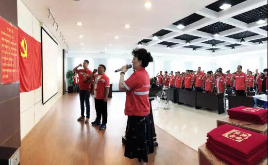 在黨旗下宣誓！